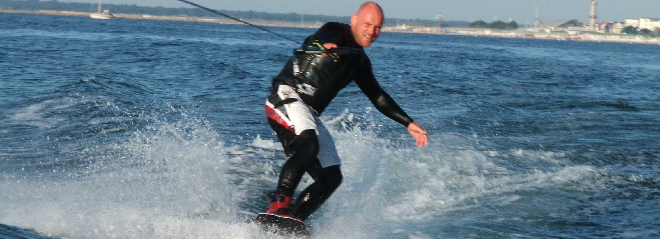 Wakeboardfahren vor dem Warnemünder Leuchtturm